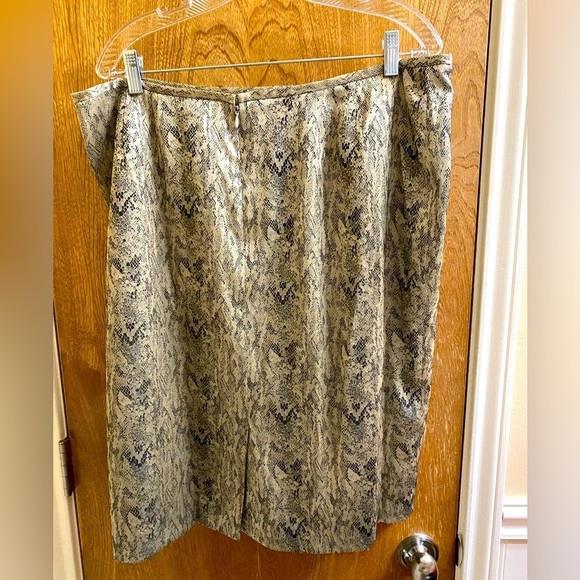 Le Suit Lace/Snakeskin Design Jacket with Matching Skirt Shimmery Tan & Black 18 - Picture 9 of 12